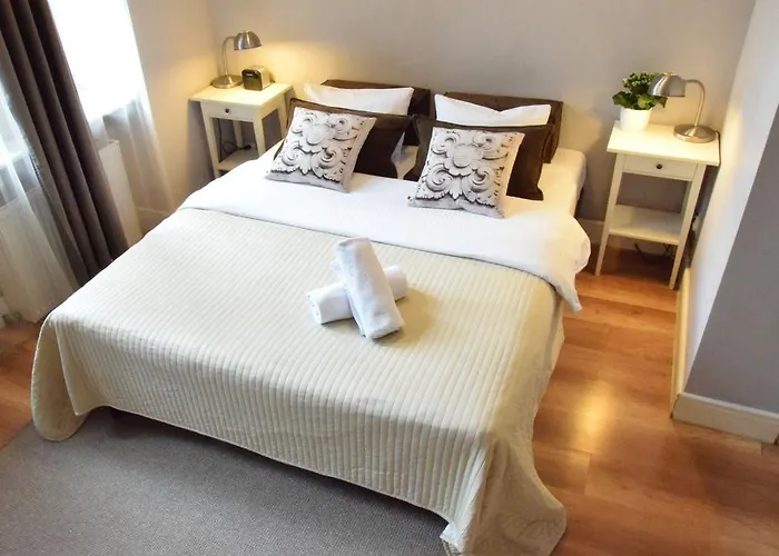 Blooms - Center By Friendly