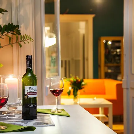 Blooms Inn - City Center Poznan By Friendly Apartments